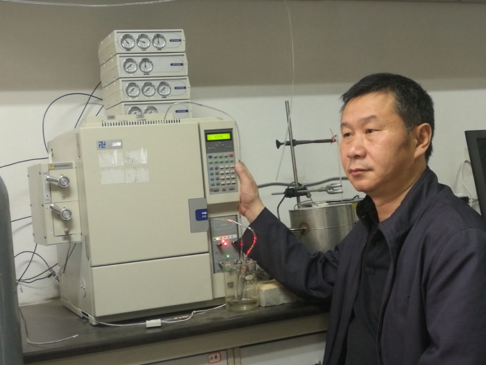 黄风林 进行科学研究实验 - 副本.jpg